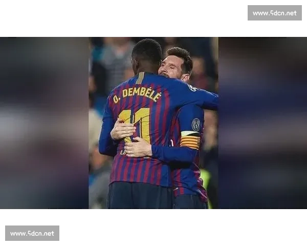 登贝莱晒照致敬梅西:传奇同框,足坛精神的代际传承